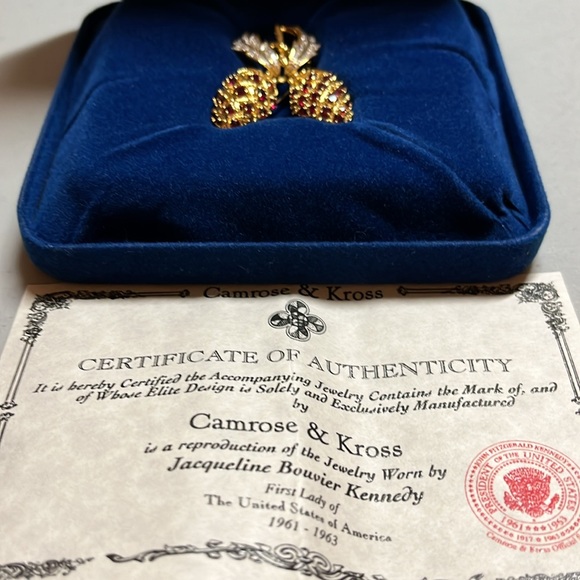 Jacqueline Kennedy Camrose and Kross JBK double strawberry brooch vintage - Picture 4 of 4